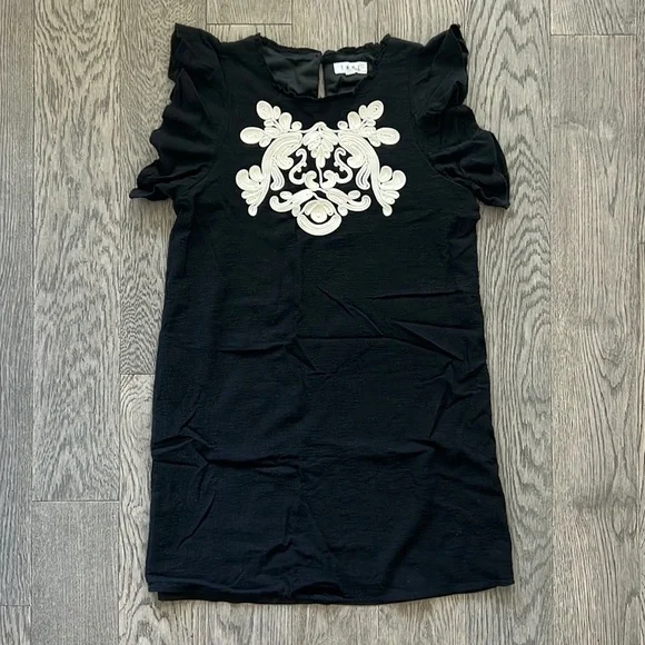 🌼THML🌼 Eloise Embroidered Black Shift Dress, Size M - Picture 2 of 11